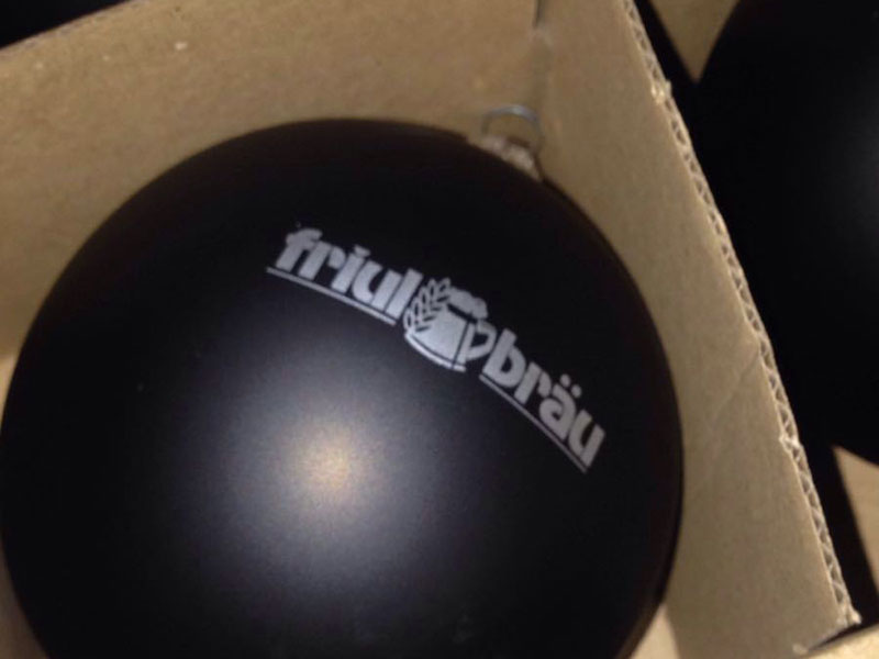 Esempio pallina di Natale personalizzata nera in vetro soffiato Esempio pallina di Natale personalizzata nera in vetro soffiato